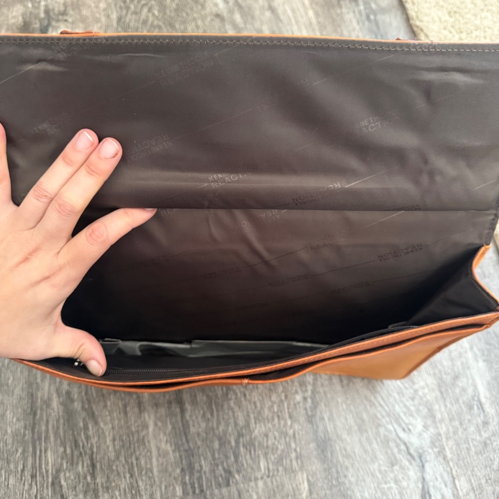 Kenneth Cole Reaction R-tech Leather Portfolio Laptop Computer Case Bag 15" Tan - Picture 5 of 6